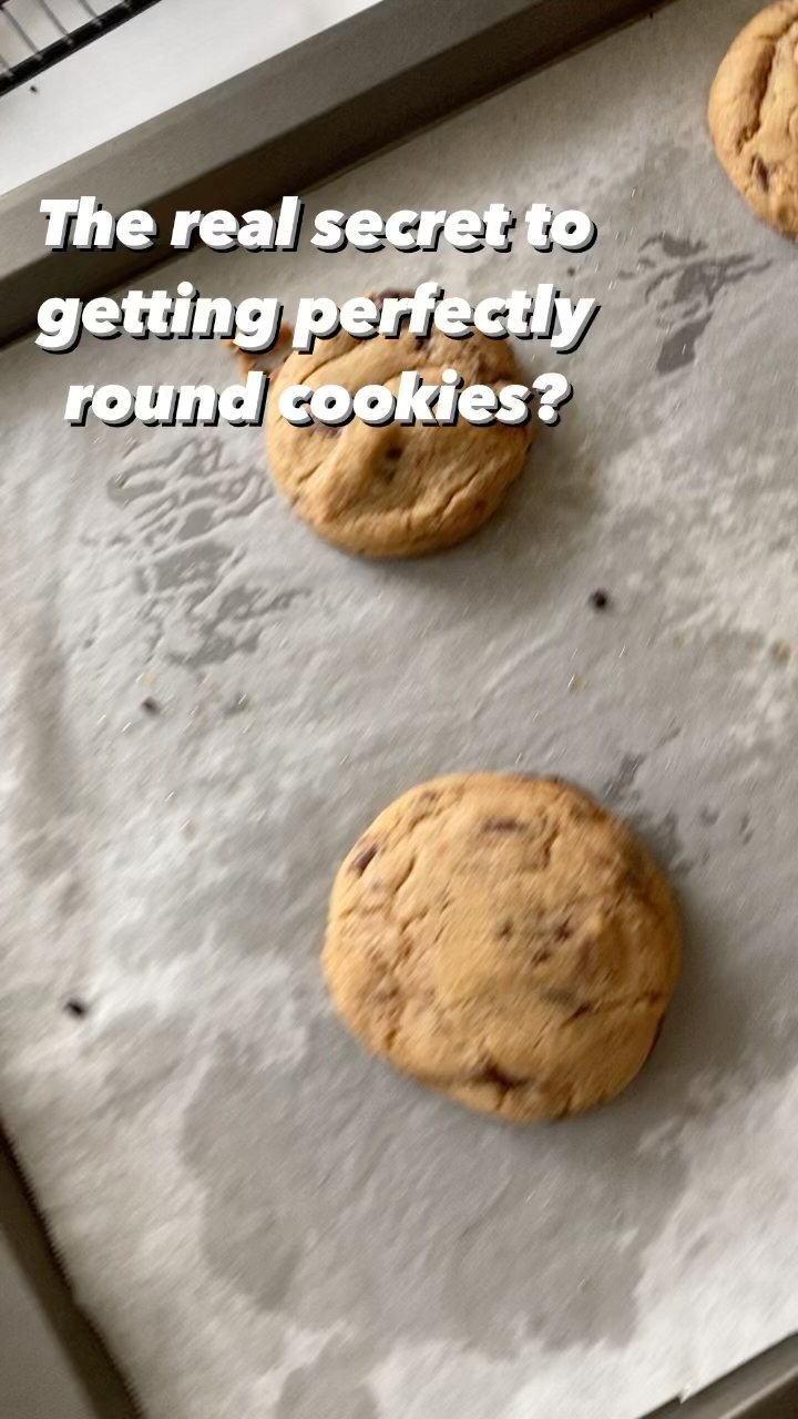 Want the real secret to getting perfectly round cookies every single time??? 

It’s actually incredibly easy. All you need is a cookie cutter. Give them a quick good swirl while they’re still hot from the oven for perfectly round cookies. 

Brown butter chocolate chip cookie recipe from @sarah_kieffer 

#cookies #cookiesofinstagram #cookiestagram #sarahkieffer #100cookies #imsomartha #bakebakebake #eatcaptureshare